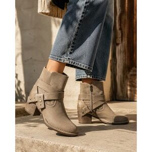 NWOB UGG Elysian Leather Ankle Boots Sahara Harness Western Moto Zip 5.5